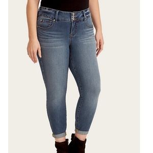 Torrid Crop Ultimate Stretch Med Wash Jegging Sz14